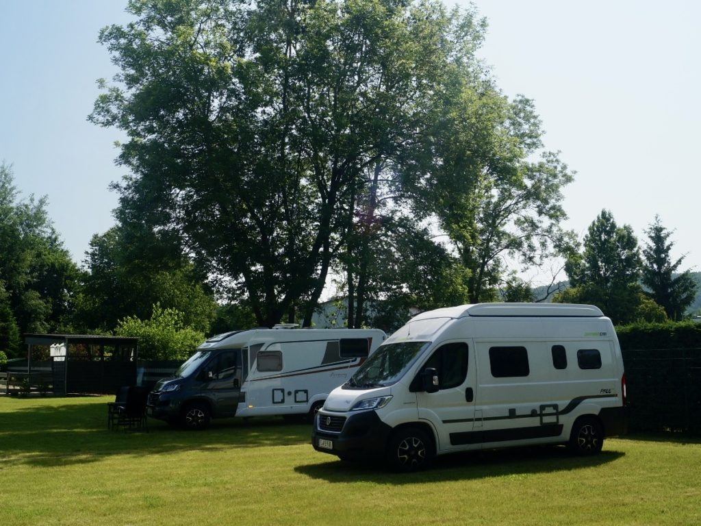 Camperplaats met campers
