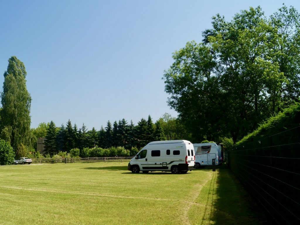 Camperplaats met bezoekers