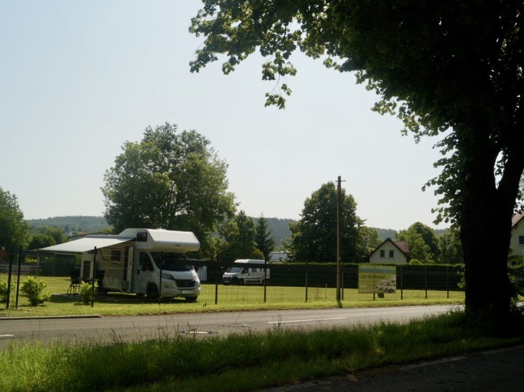 Zicht op de camperplaats van buitenaf